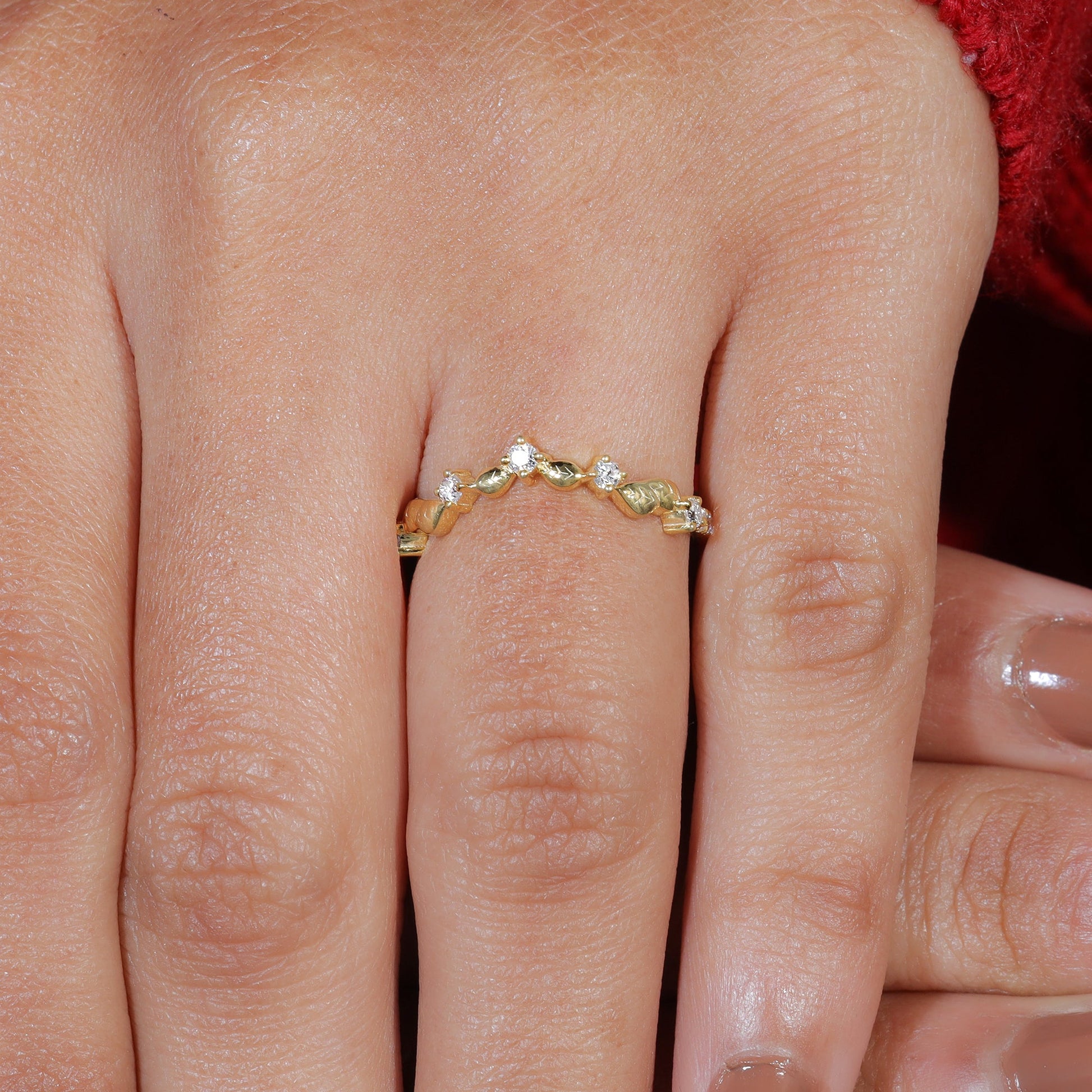 Round Moissanite Set Curved Leaf Wedding Band
