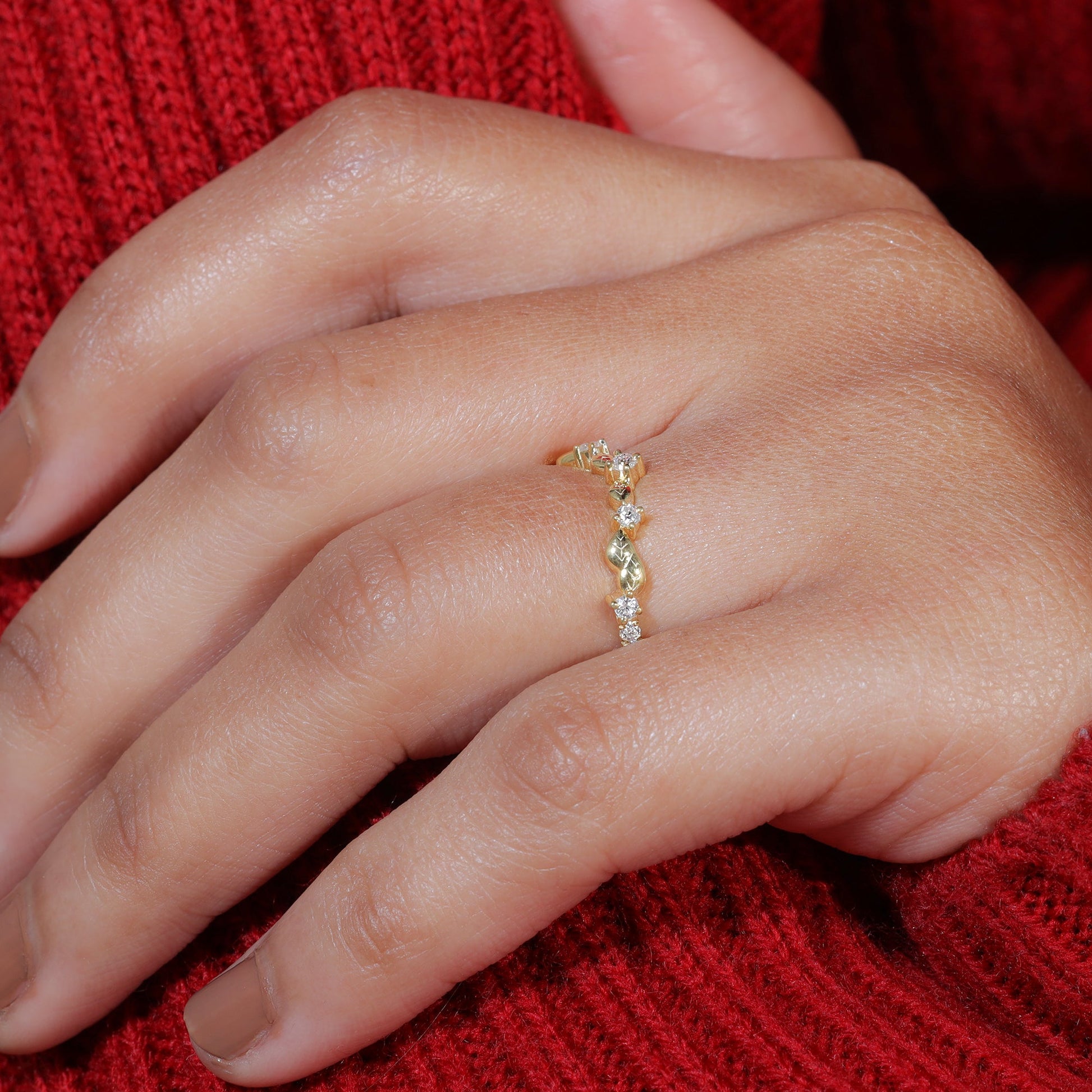 Round Moissanite Set Curved Leaf Wedding Band