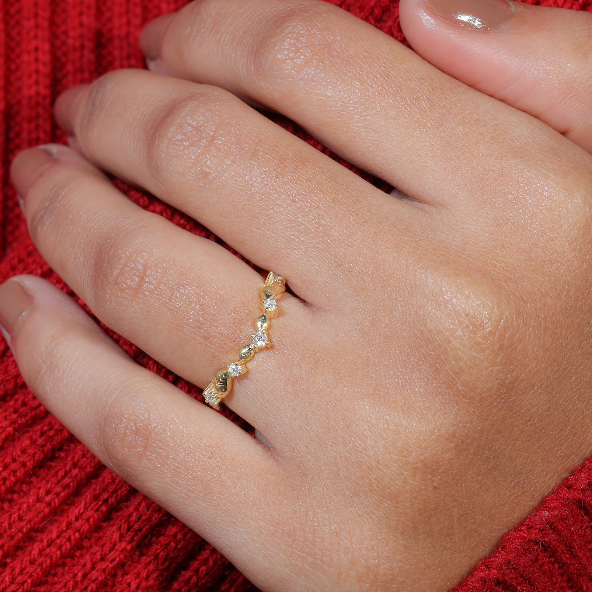 Round Moissanite Set Curved Leaf Wedding Band
