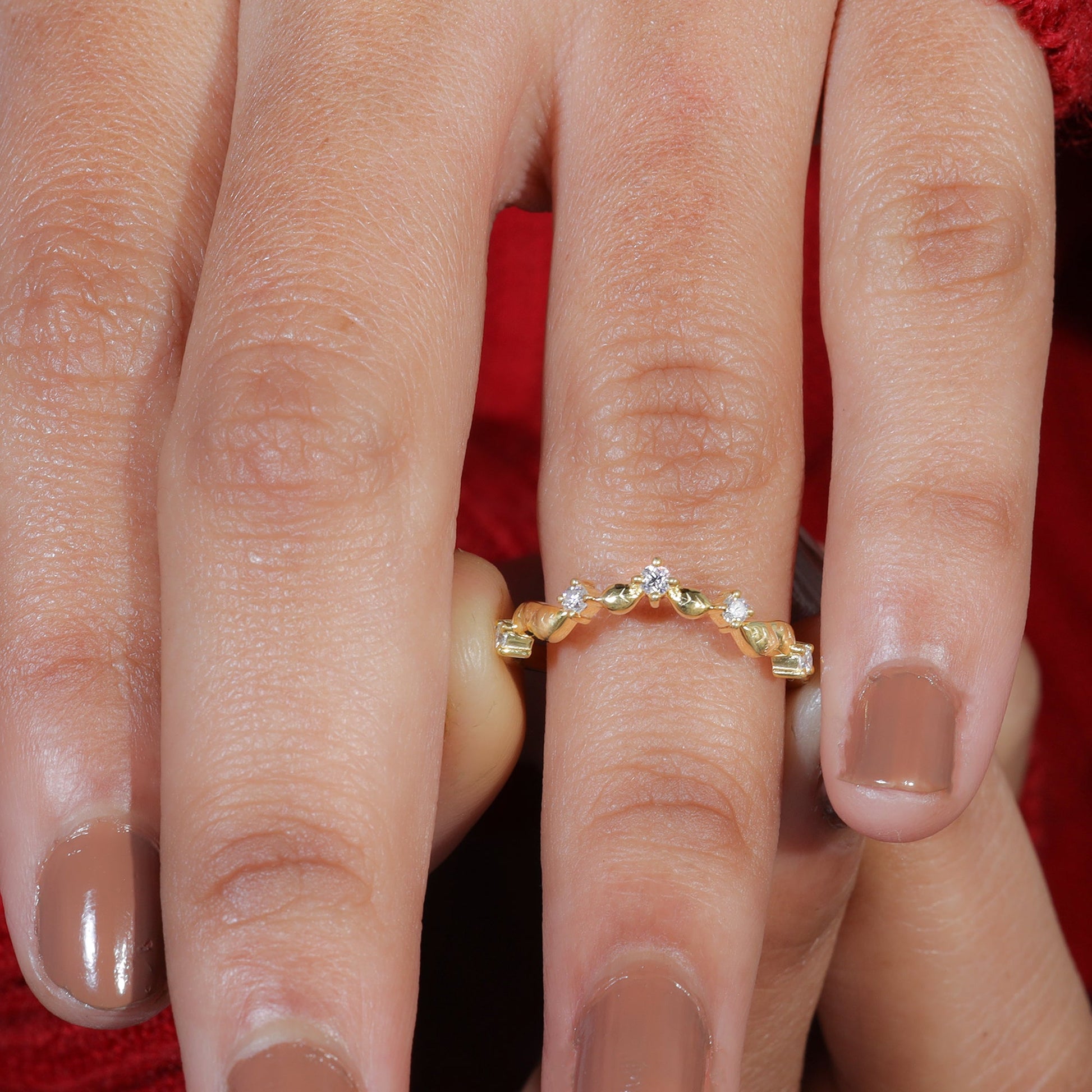 Round Moissanite Set Curved Leaf Wedding Band