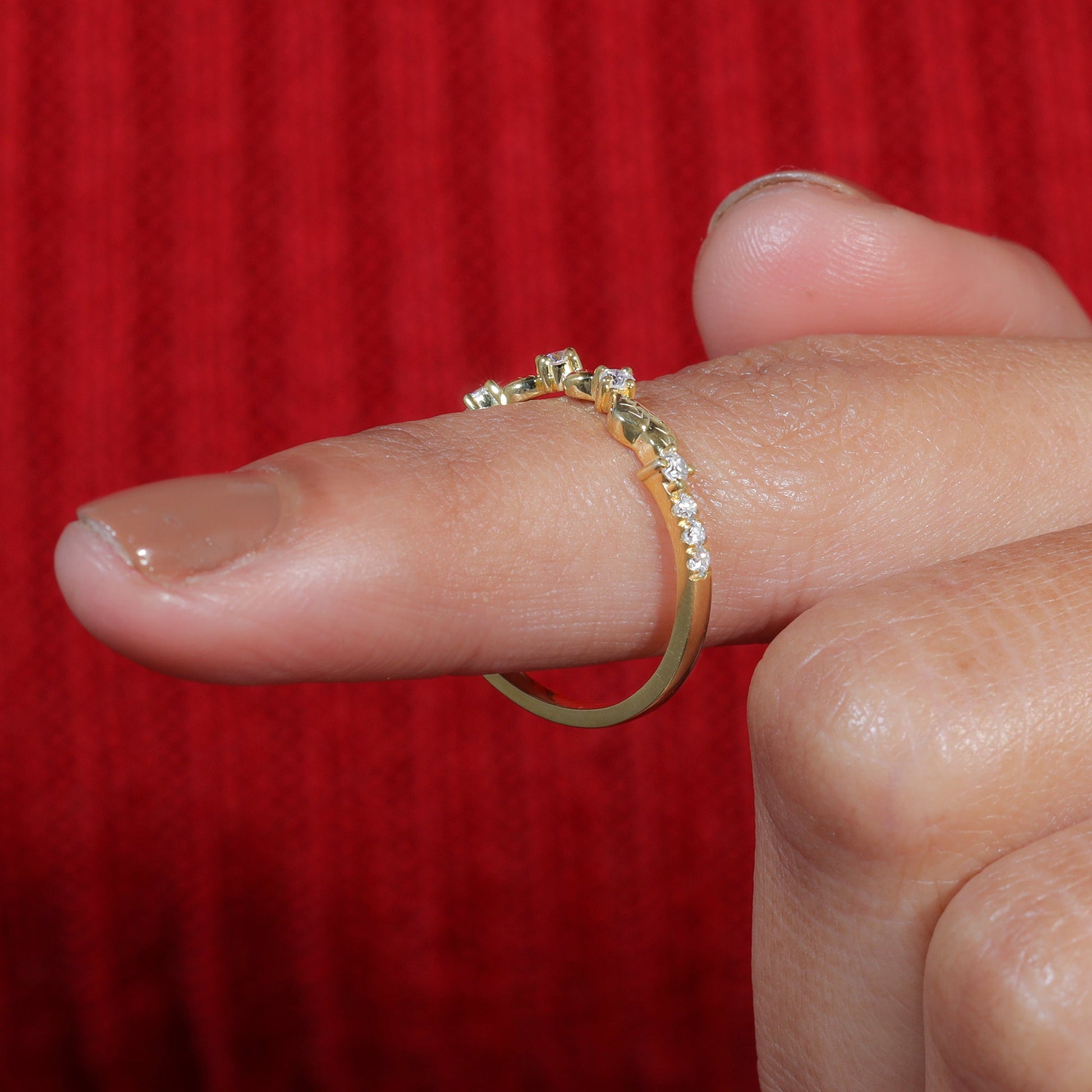 Round Moissanite Set Curved Leaf Wedding Band